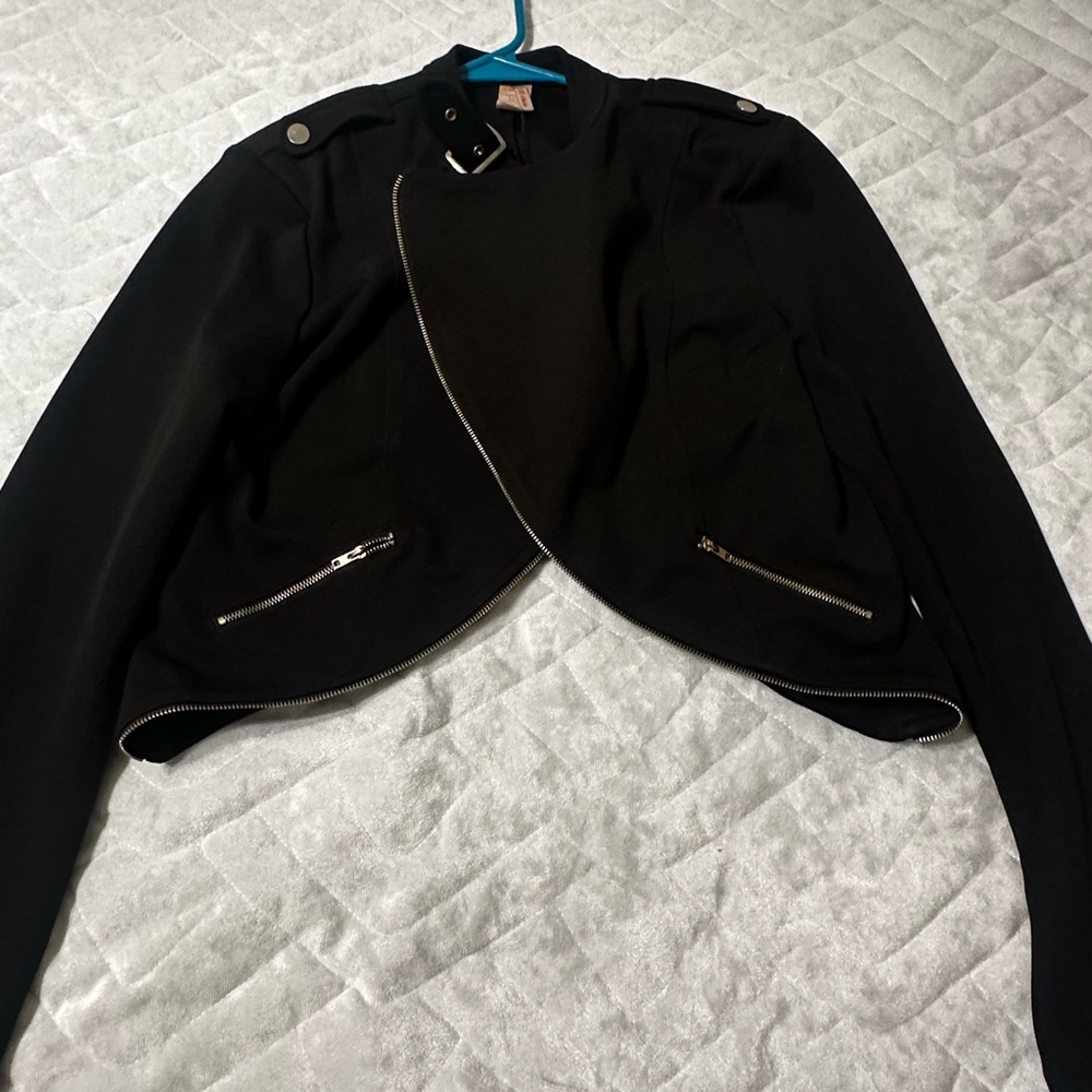 Jacket zipper is for show